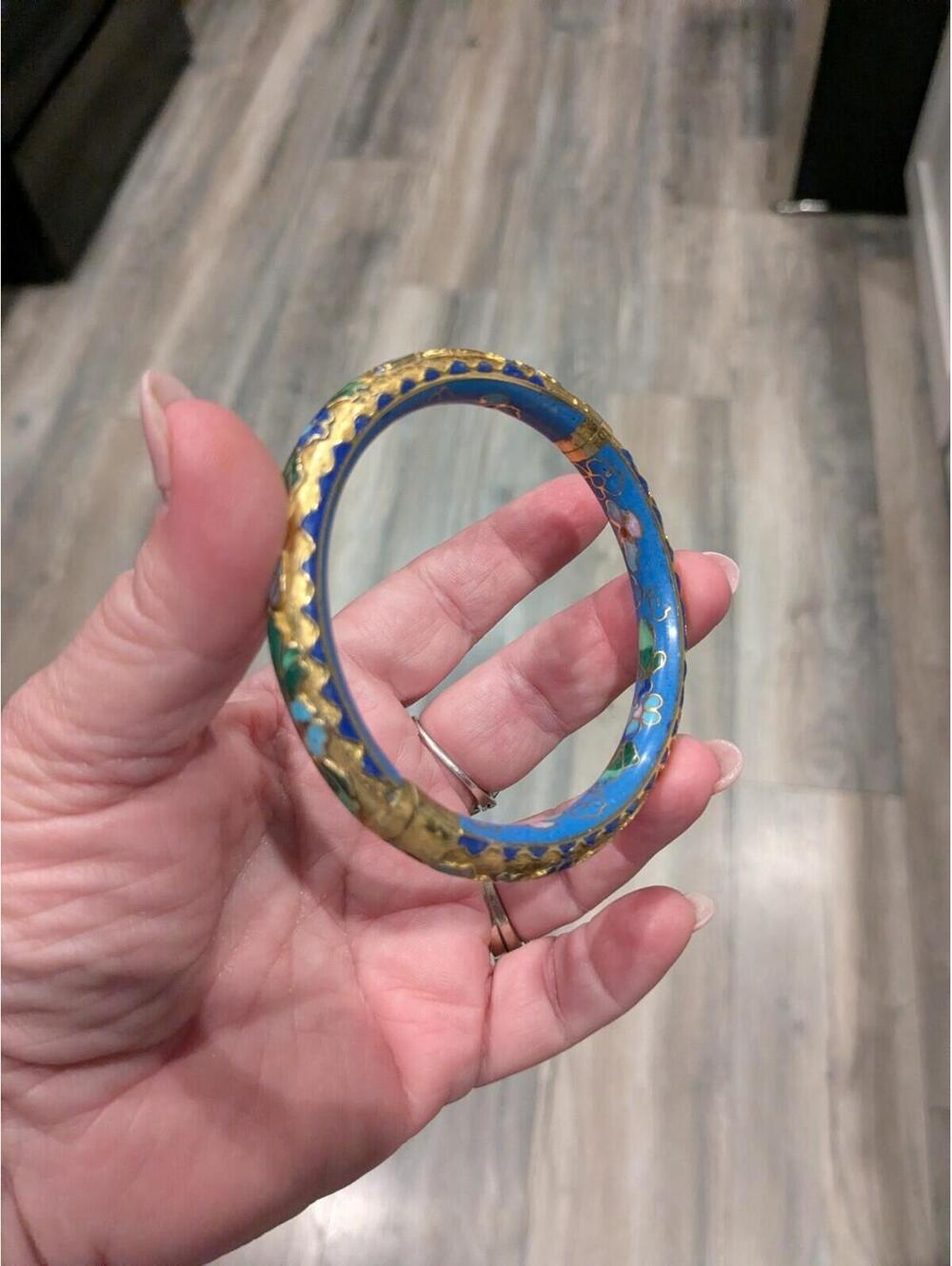 VINTAGE GOLD PLATED CLOISONNE ENAMEL BLUE COLORED FLORAL HINGED BANGLE BRACELET